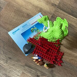 Playmobil Green Tree with Red Fence and Accessories - Playmobil